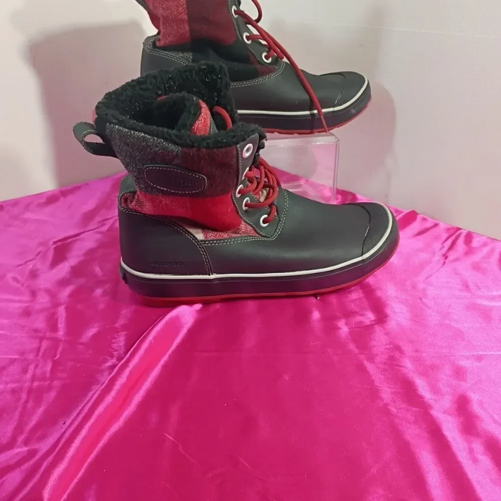 KEEN Woman's SZ 9.5 ELSA SHERPA LINED BLK AND RED WOOL PLAID WATERPROOF BOOTS.